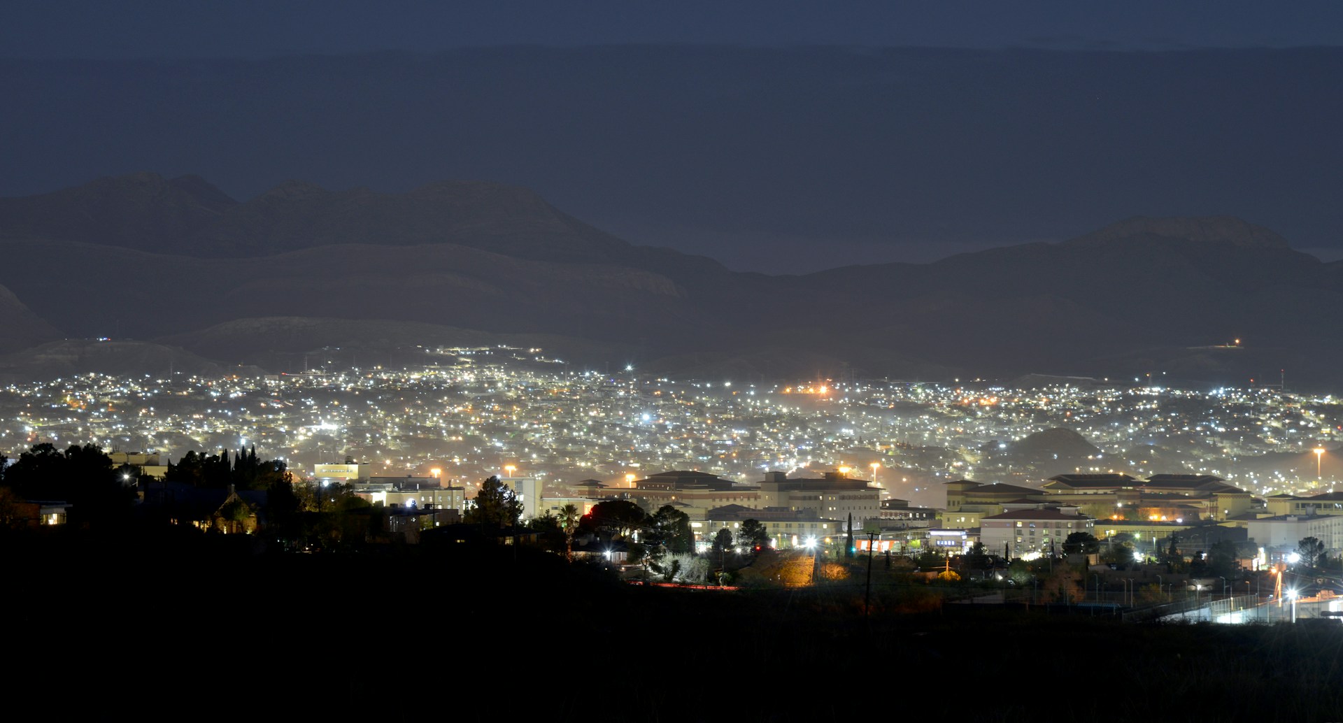 Panorama urbano de Ciudad de México al anochecer, iluminación y silueta del horizonte.